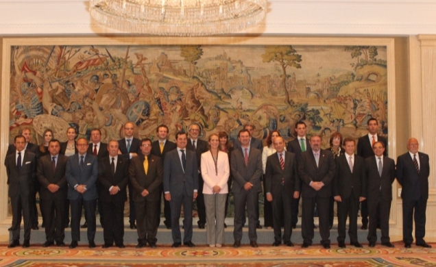 Fotografía de grupo de Su Alteza Real la Infanta Doña Elena con una representación de los organizadores y colaboradores de la XIV edición de la campañ